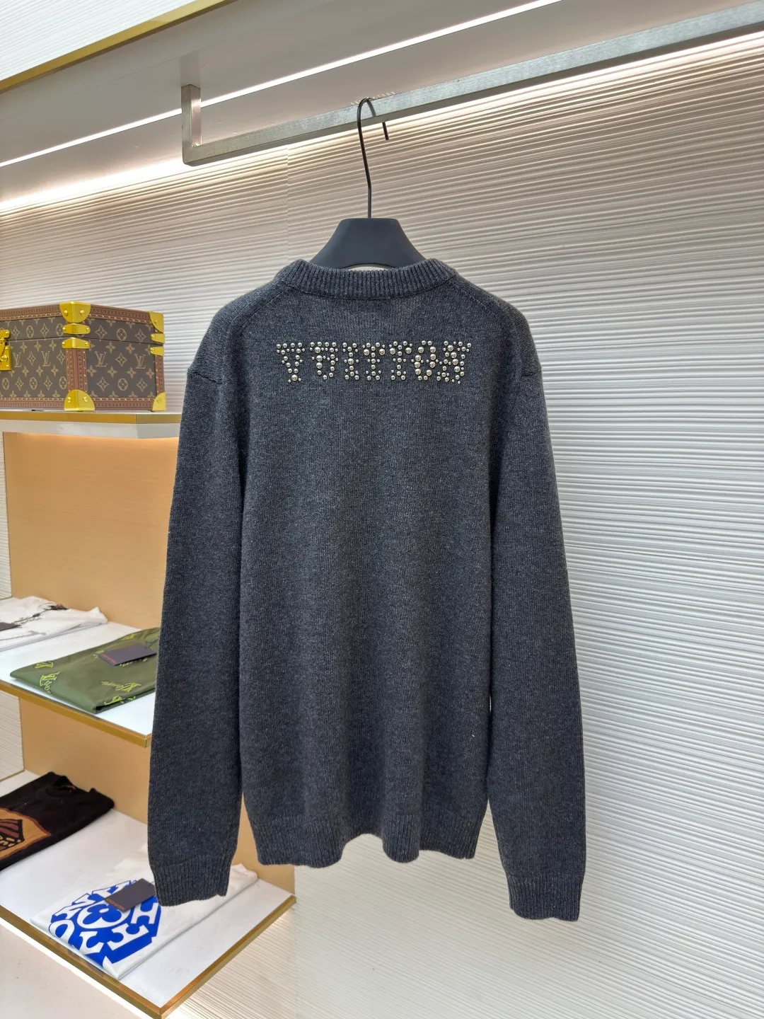 LOUIS VUITTON Sun-permed woolen sweater ●Authentic product: Purchased and developed at 16600 ●Item No.: 1680608-B70 ●Fabric: wool fabric ●Technology: Perm-perm production ●Version: Fitted version ●Weight: about 645 grams ●Size: XS-S-M-L ●Description: Zhenpin goat hair is woven, and the woolen wool fabric has very good thermal insulation properties. Due to the natural warmth of the wool fiber, the woolen wool fabric can stay warm in the cold winter; in addition, the woolen wool fabric has good breathability, even in a humid environment. You won’t feel stuffy. Secondly, woolen wool fabrics are also very soft and comfortable. Due to the natural softness of wool fibers, woolen wool fabrics are very soft to the touch and very comfortable to wear. Also, the texture of woolen wool fabrics is also very soft and will not irritate the skin. This ironing drill is extremely heavy-duty. There are 6 groups of beads of different sizes on it, so it is particularly easy to move. The overall workmanship is very complex. Heat-capacitive glue is added to the embroidery. It needs to be hot-glued to ensure quality. The checkerboard pattern needs to be positioned so it is fast. Each process of the whole dress is slow and time-consuming. The overall wiring is straight and delicate, the fabric is comfortable and soft, and the color is consistent without color difference. It can be matched with the same style to create a fashionable look and control various occasions. Customized accessories, complete three standards, the same style for men and women!